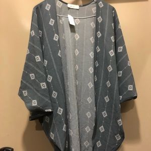 NWT Patterned grey and white kimono